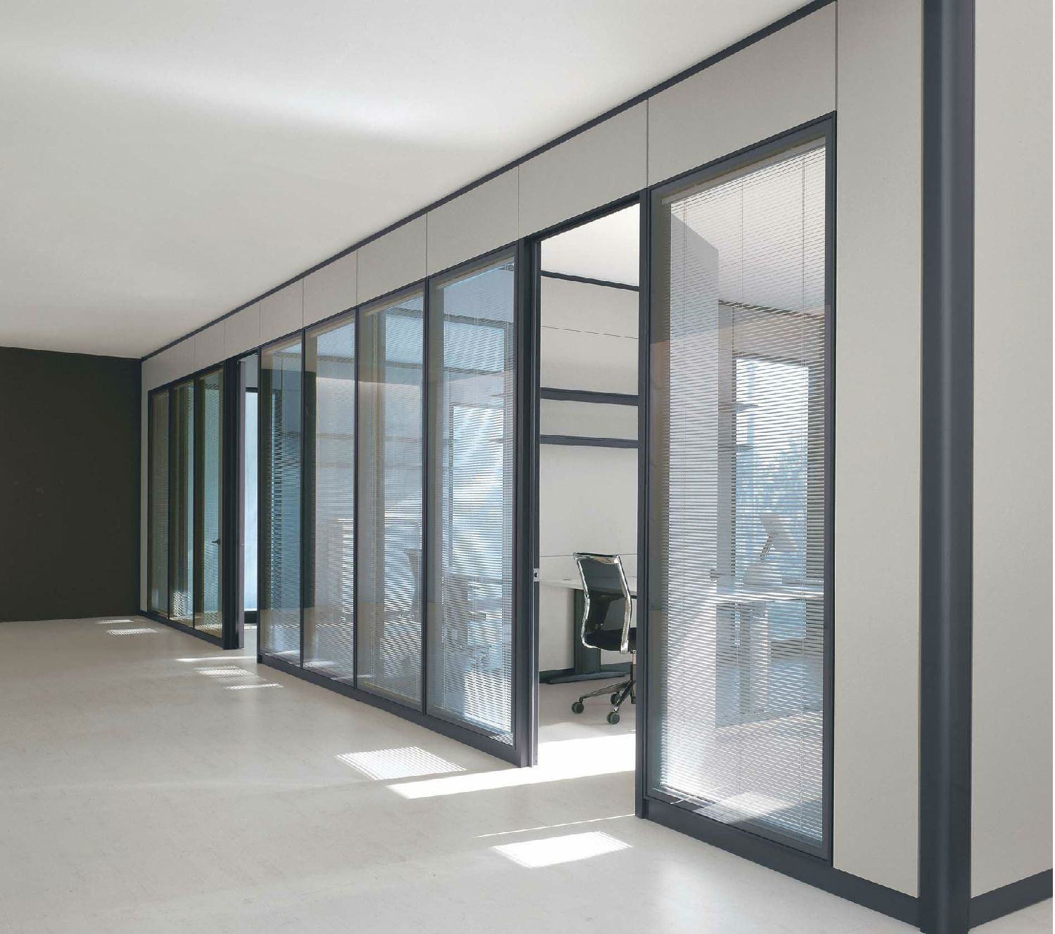 5d107b01b702d.jpg 玻璃隔斷